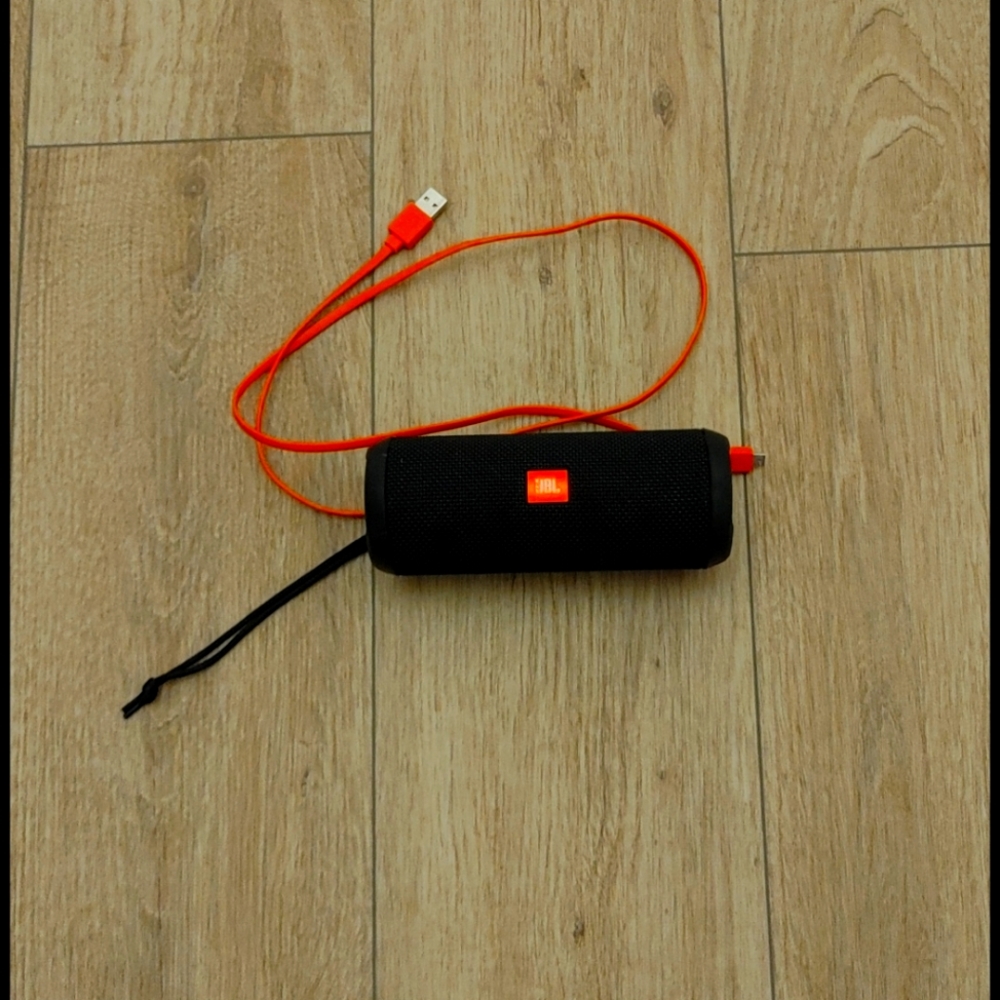 JBL flip 3 waterproof portable speaker like new